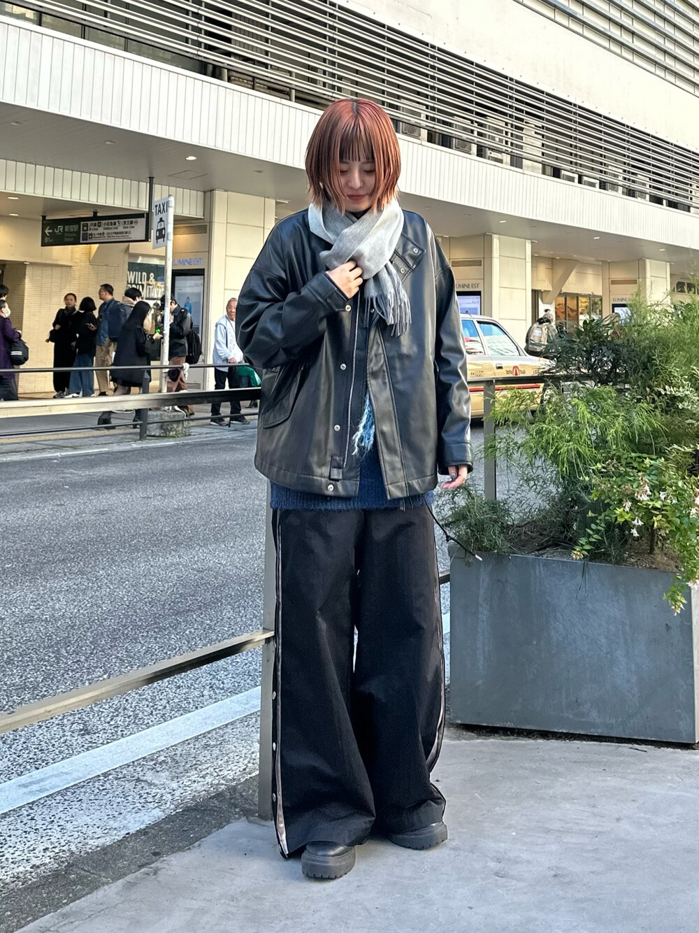 ブラック系のその他パンツ、ブラック系のニット/セーター、ブラック系のライダースジャケットを着用したレディースの秋コーディネートの1枚目の写真