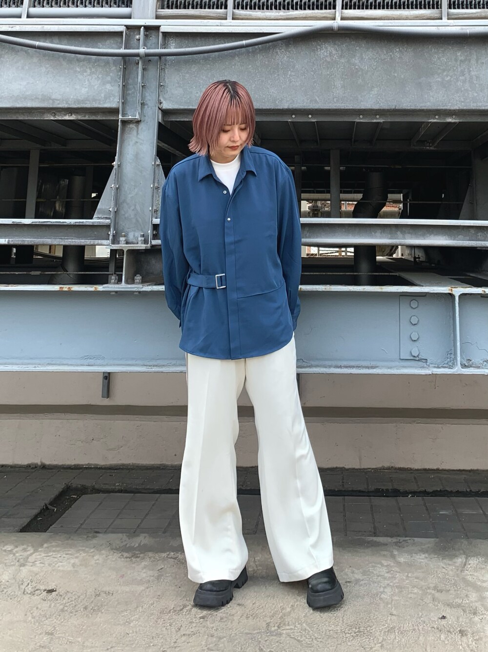 ブルー系のシャツ/ブラウス、ベージュ系のその他パンツを着用したレディースの春コーディネートの1枚目の写真