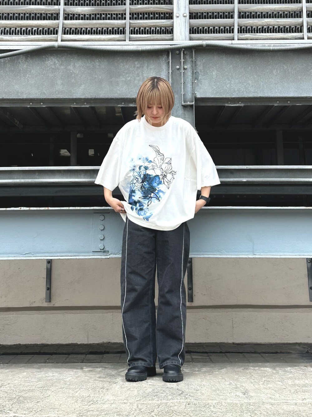 ホワイト系のTシャツ/カットソー、グレー系のデニムパンツを着用したレディースの夏コーディネートの1枚目の写真