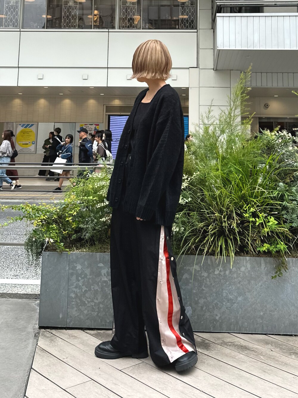 ブラック系のカーディガン/ボレロ、ブラック系のその他パンツを着用したレディースの秋コーディネートの1枚目の写真