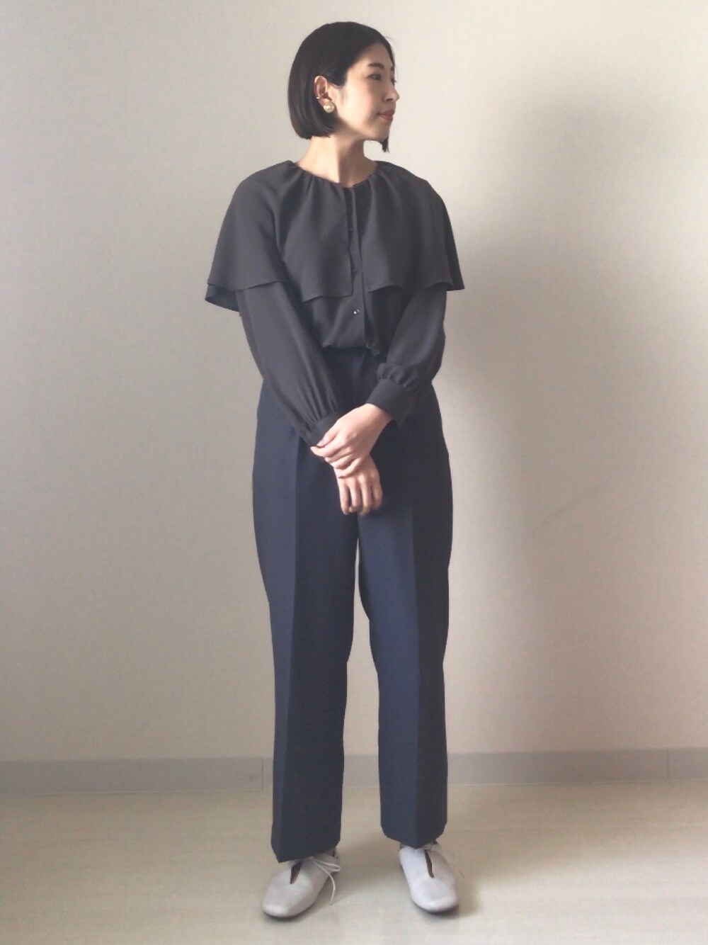 グレー系のシャツ/ブラウス、グレー系のその他パンツ、ホワイト系のその他シューズを着用したレディースの春コーディネートの1枚目の写真