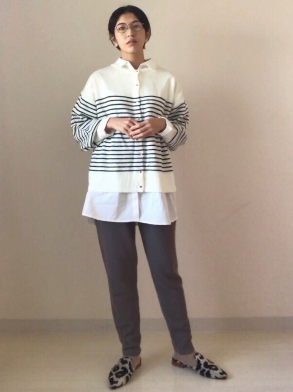 ホワイト系のカーディガン/ボレロ、グレー系のその他パンツ、ホワイト系のシャツ/ブラウスを着用したレディースの秋コーディネートの1枚目の写真