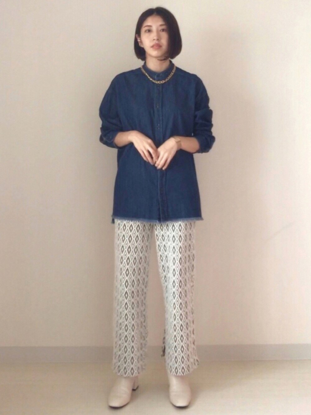 ホワイト系のパンツ、グレー系のシャツ/ブラウス、ホワイト系のブーツを着用したレディースの秋コーディネートの1枚目の写真