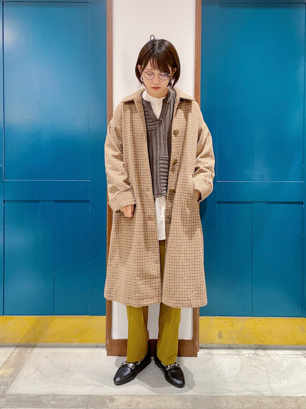 「ステンカラーコート、パンツコーデ、コートスタイル、ローファー、ORiental TRaffic(ORiental TRaffic)、秋冬コーデ、エヘカソポ、ehka sopo、からし色、レイヤードスタイル、高身長女子、高身長コーデ、チェック、チェック柄に恋してる、カラーパンツ」｜「ehka sopoのセンタープレステーパードパンツ（その他パンツ、イエロー系）」を使った、うーさん ☁︎ 。さん（レディース・166cm）の秋コーディネートの1枚目の写真