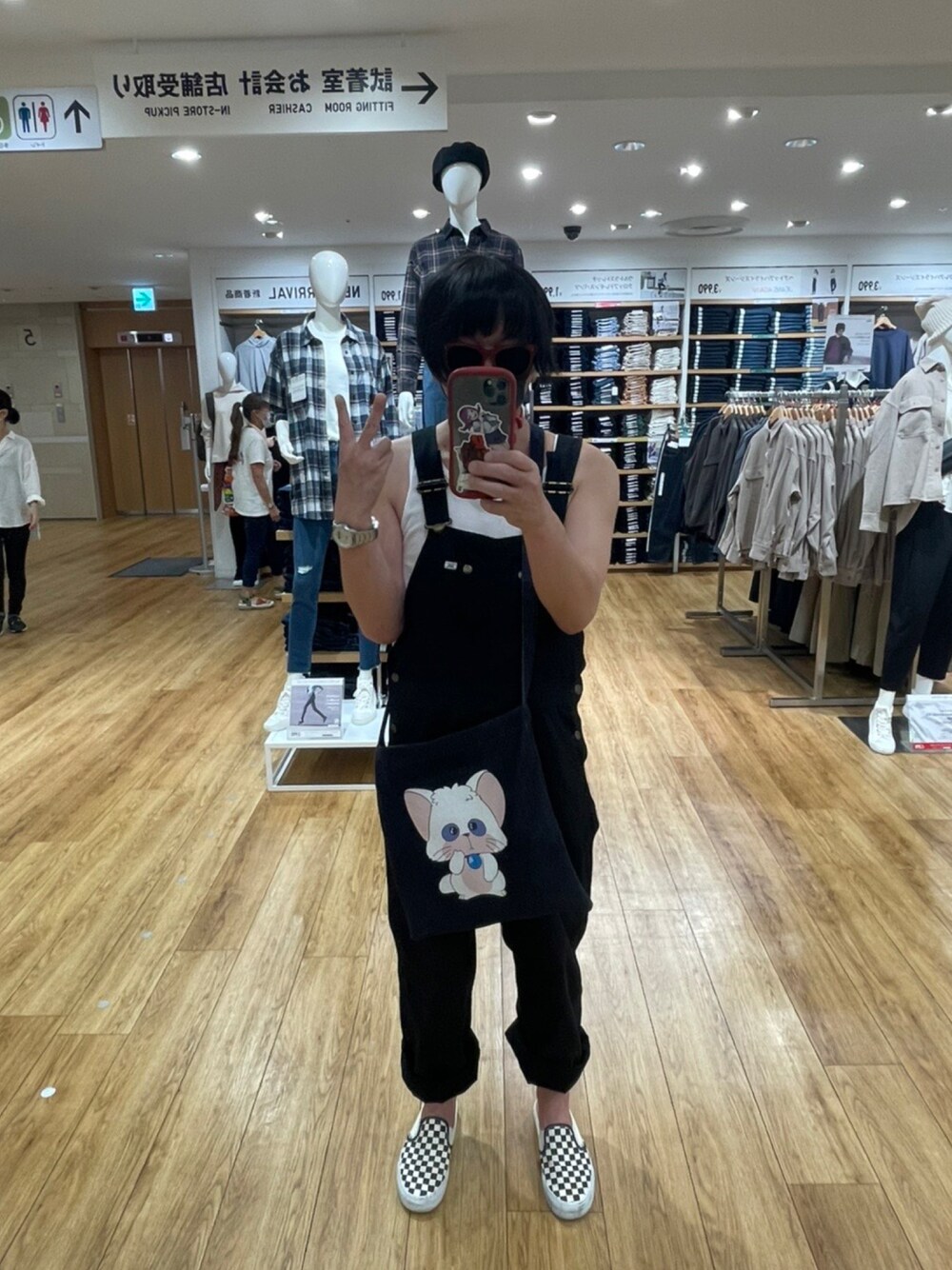 「Leeのアイテム（サロペット/オーバーオール、ブラック系）」を使った、美由起さん（メンズ・168cm）の秋コーディネートの1枚目の写真