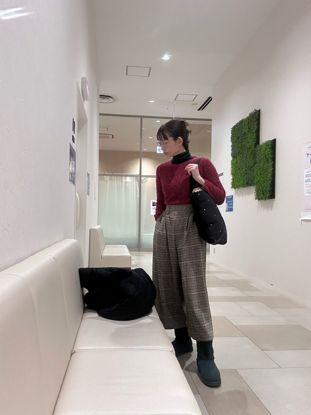 レッド系のニット/セーター、ブラック系のトートバッグ、その他のパンツを着用したレディースの冬コーディネートの1枚目の写真