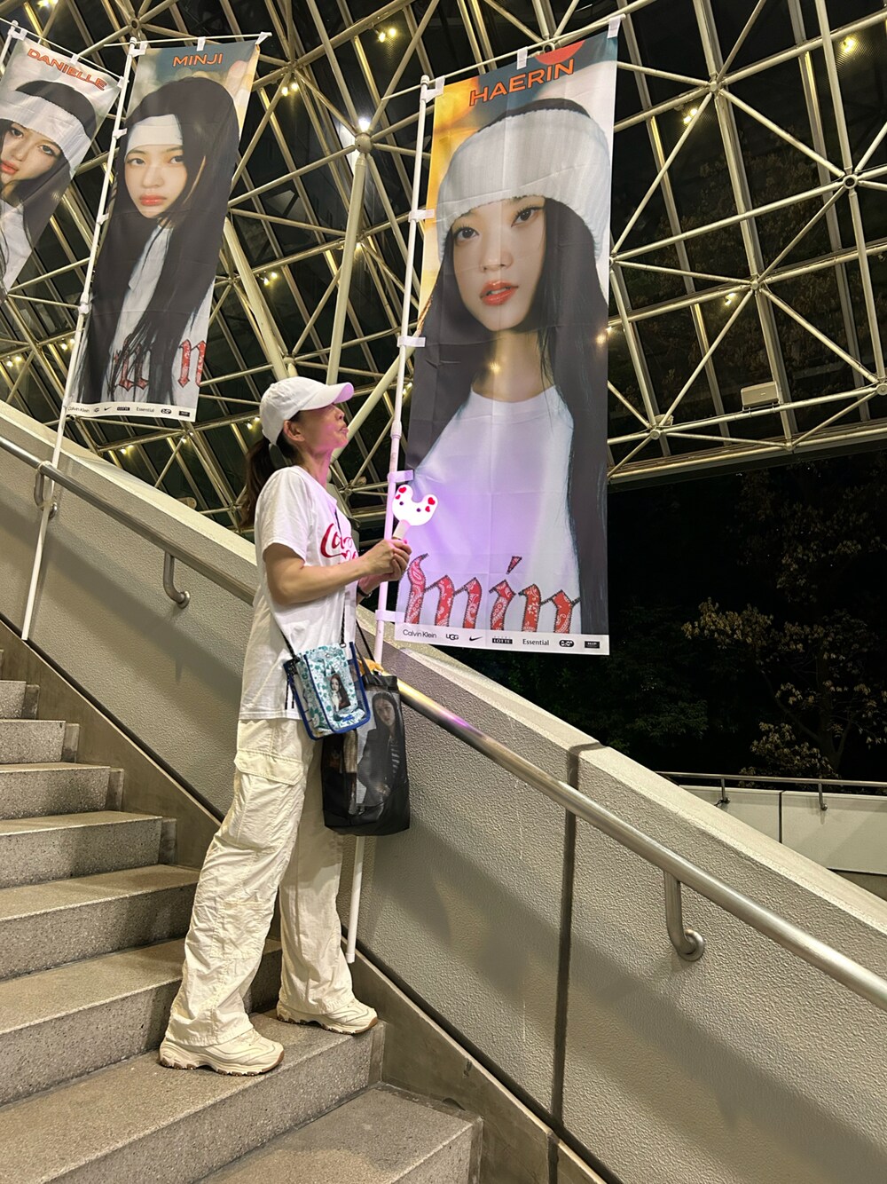 「推し活コーデ、NewJeans、梅雨コーデ」｜「H&Mのアイテム（カーゴパンツ、ホワイト系）」を使った、gee さん（レディース・162cm）の夏コーディネートの1枚目の写真
