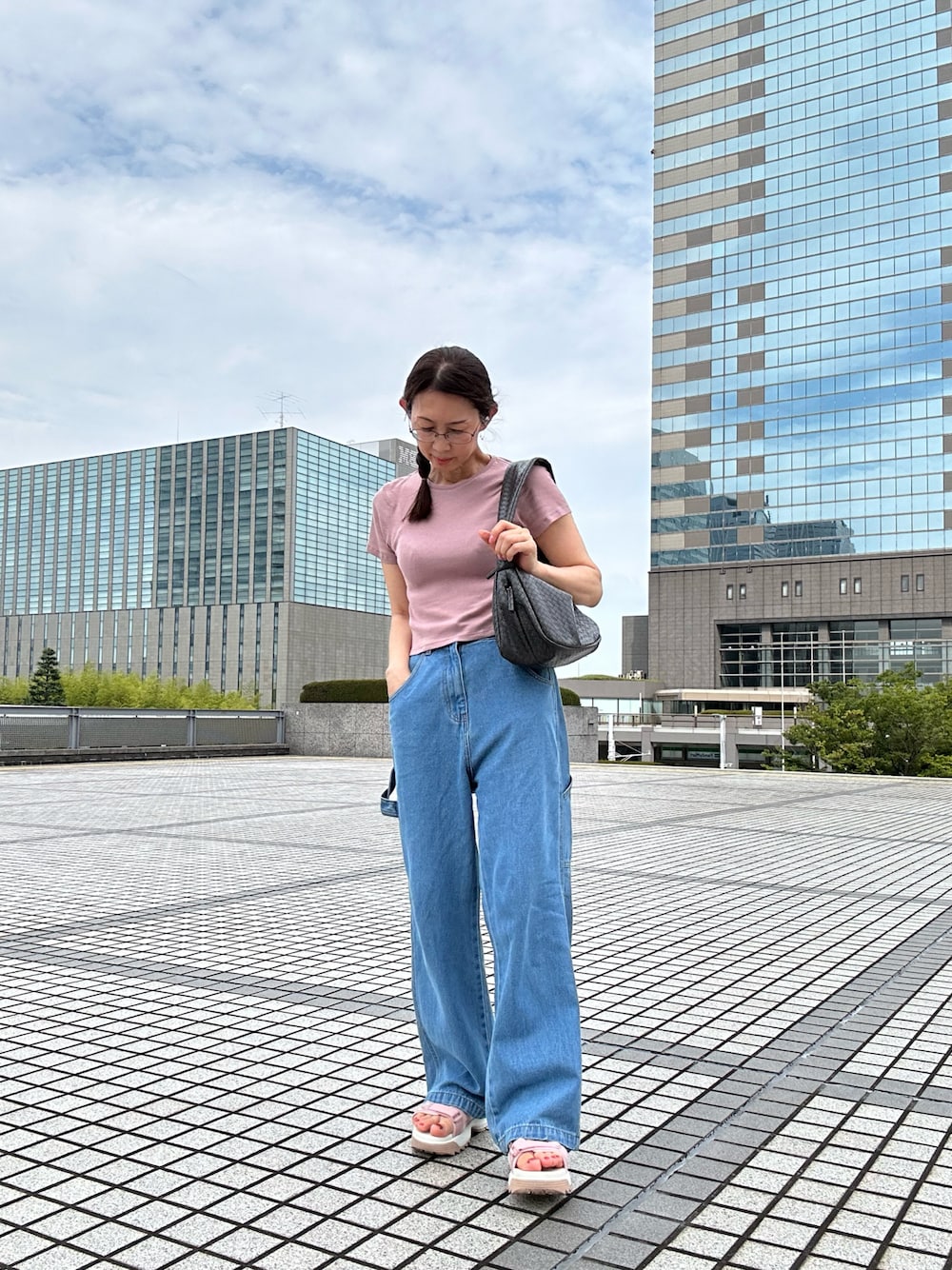 「ショルダーバッグ、ワイドデニム、大人カジュアル、levernis、50代ファッション」｜「Javaの《JaVa ジャバ別注》履くたびキュン。メンズライク ペインター ツイル ＆ ワイド デニム パンツ（デニムパンツ、ベージュ系）」を使った、gee さん（レディース・161cm）の夏コーディネートの1枚目の写真