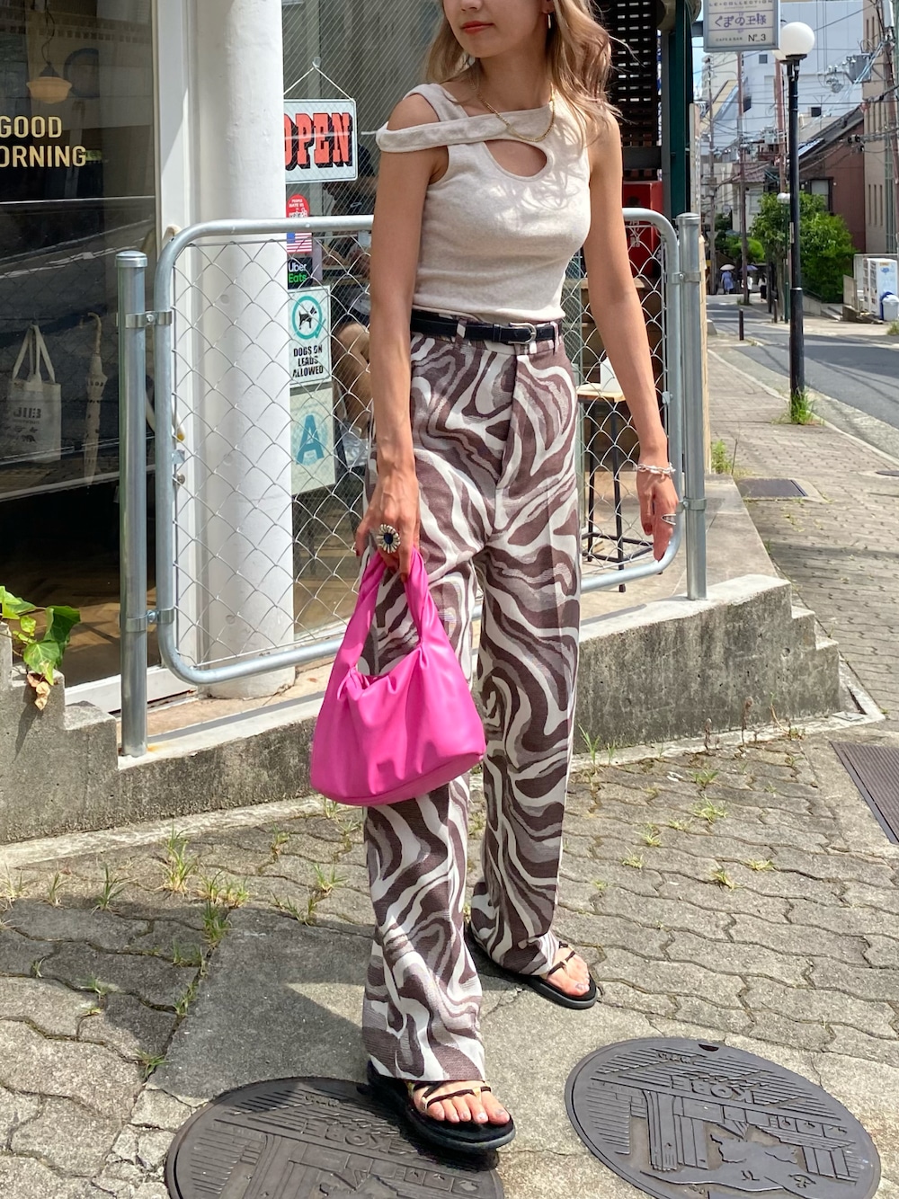「6、ROKU、rokubeauty&youth、Ray BEAMS、変形トップス、Littlesuzie、カラフルコーデ、柄パンツ、オトナ女子、カフェコーデ、ピンクパンツ」｜「little $uzieのアイテム（タンクトップ、ベージュ系）」を使った、AKARIさん（レディース・160cm）の秋コーディネートの1枚目の写真