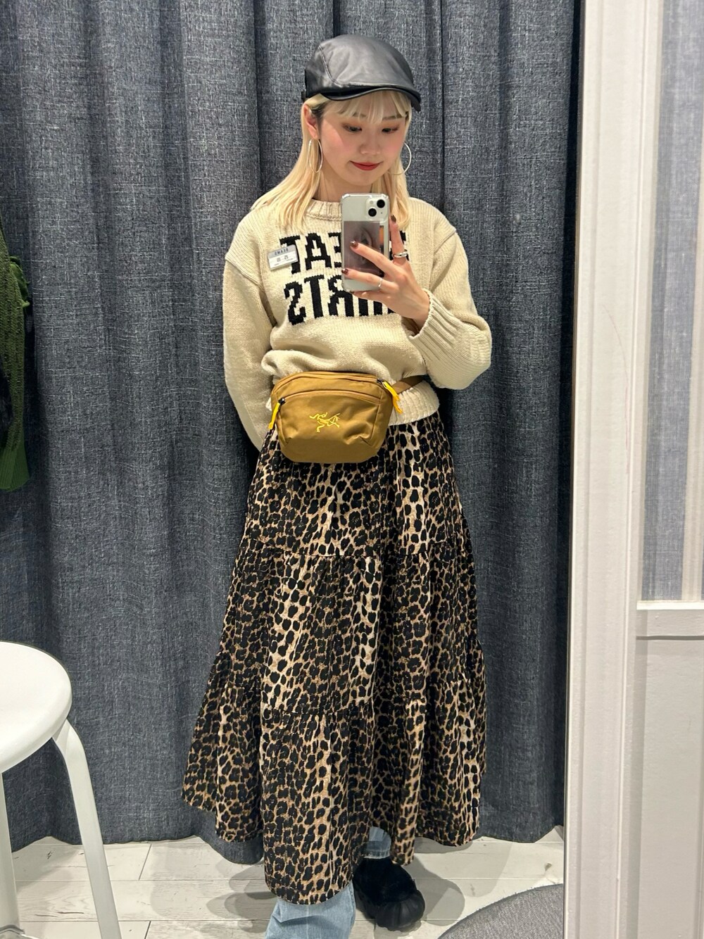 「お出かけコーデ、BEAMS BOY、レオパード、レオパードワンピース、デニム、白ニット、ロゴニット、アークテリクス、差し色コーデ、ハンチング、レイヤードスタイル、Ray BEAMS、ファッションを楽しもう、大人カジュアル、スニーカーコーデ」｜「BEAMS BOYのBEAMS BOY / ボーイ ロゴ ジャカード クルー ニット（ニット/セーター、ホワイト系）」を使った、AKARIさん（レディース・160cm）の冬コーディネートの1枚目の写真