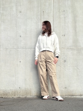 「UNIQLO（ユニクロ）のタックワイドパンツ（チノパンツ、ベージュ系）」を使った、Rieさん（レディース・168cm）の春コーディネート