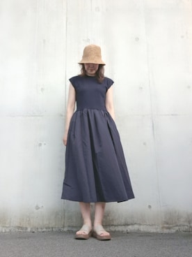 「studio CLIP（スタディオクリップ）のかる楽トングサンダル（サンダル、ゴールド系）」を使った、Rieさん（レディース・168cm）の秋コーディネート