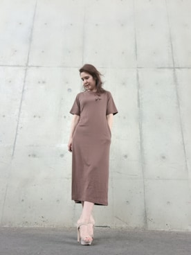 「GAP（ギャップ）のリラックスフィット GAPロゴ カットアウトTシャツ ミディワンピース（ワンピース、ブラウン系）」を使った、Rieさん（レディース・168cm）の夏コーディネート