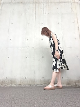 「studio CLIP（スタディオクリップ）のかる楽トングサンダル（サンダル、ゴールド系）」を使った、Rieさん（レディース・168cm）の秋コーディネート
