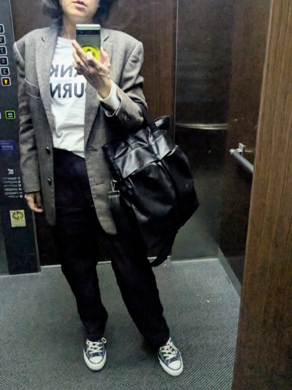 「ロンT、プリントT、白Tシャツ、スラックス、コンバース、ジャケット、ツイード、春コーデ」｜「THROW by SLYのTHROW NEP TWEED BOXY TAILOR JK テーラー ジャケット（テーラードジャケット、グレー系）」を使った、ai*さん（レディース・165cm）の春コーディネートの1枚目の写真
