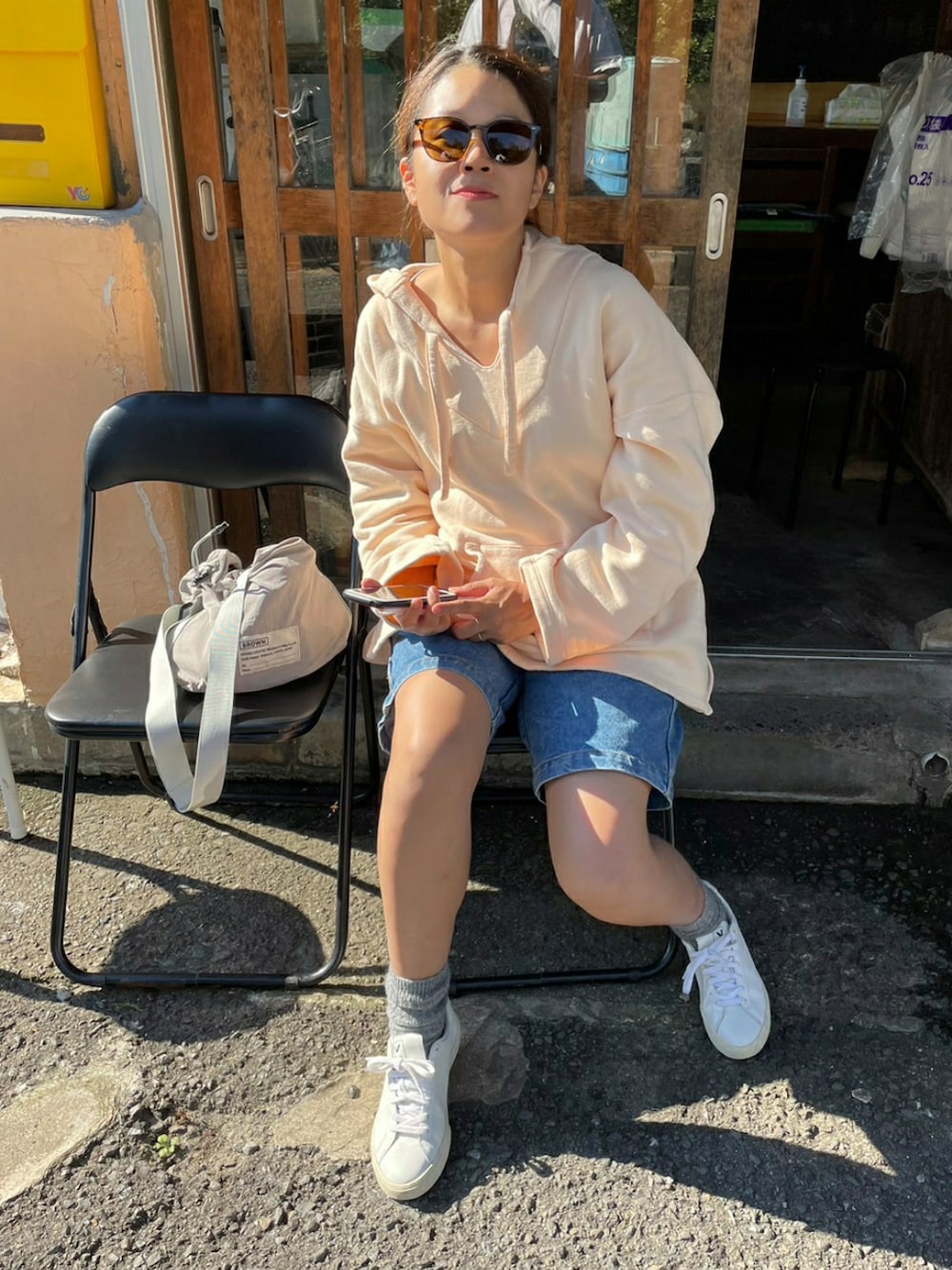 「メキシカンパーカー、ハーフパンツ、白スニーカー、秋コーデ、海、休日スタイル、着回しコーデ」｜「MexiPaの【MexiPa】別注裏毛メキシカンパーカー（パーカー、オレンジ系）」を使った、ai*さん（レディース・165cm）の秋コーディネートの1枚目の写真