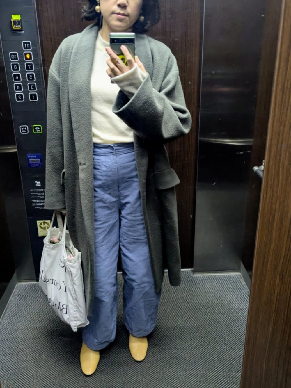 ZARAのアイテムを使った「ペインターパンツ」のレディース人気