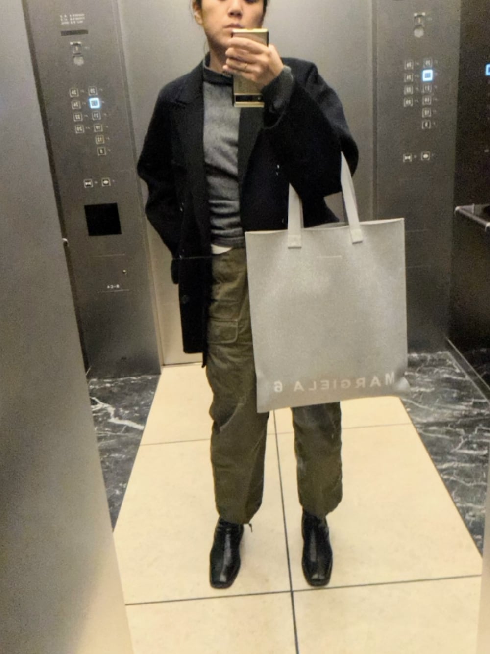 「グレー、カーゴパンツ、オーバーサイズ、ブーツ、シルバー、レイヤードスタイル、きれいめカジュアル」｜「MIESROHEのサステナドレープニット【ウォッシャブル】（ニット/セーター、グレー系）」を使った、ai*さん（レディース・165cm）の冬コーディネートの1枚目の写真
