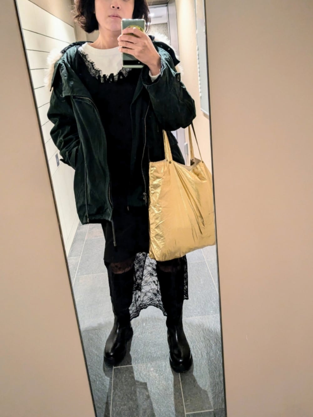 「ミリタリー、ワンピース、レイヤードスタイル、ロングブーツ、プチプラ、メタリック、休日スタイル」｜「MOUSSYのLACE COMBI ドレス（ワンピース、ブラック系）」を使った、ai*さん（レディース・165cm）の冬コーディネートの1枚目の写真