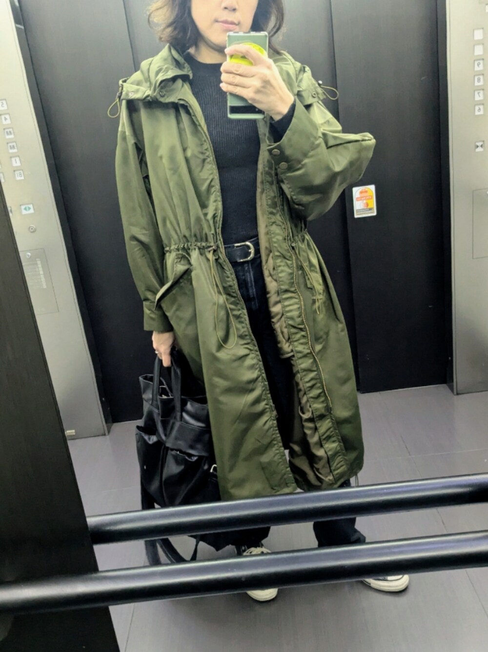 「ミリタリー、ラメニット、ブラックデニム、デニムパンツ、ウエストマーク、コンバース、黒」｜「Atelier Mont Kemmelの【別注】＜Atelier Mont Kemmel＞エトランジェ コート（モッズコート、グリーン系）」を使った、ai*さん（レディース・165cm）の春コーディネートの1枚目の写真