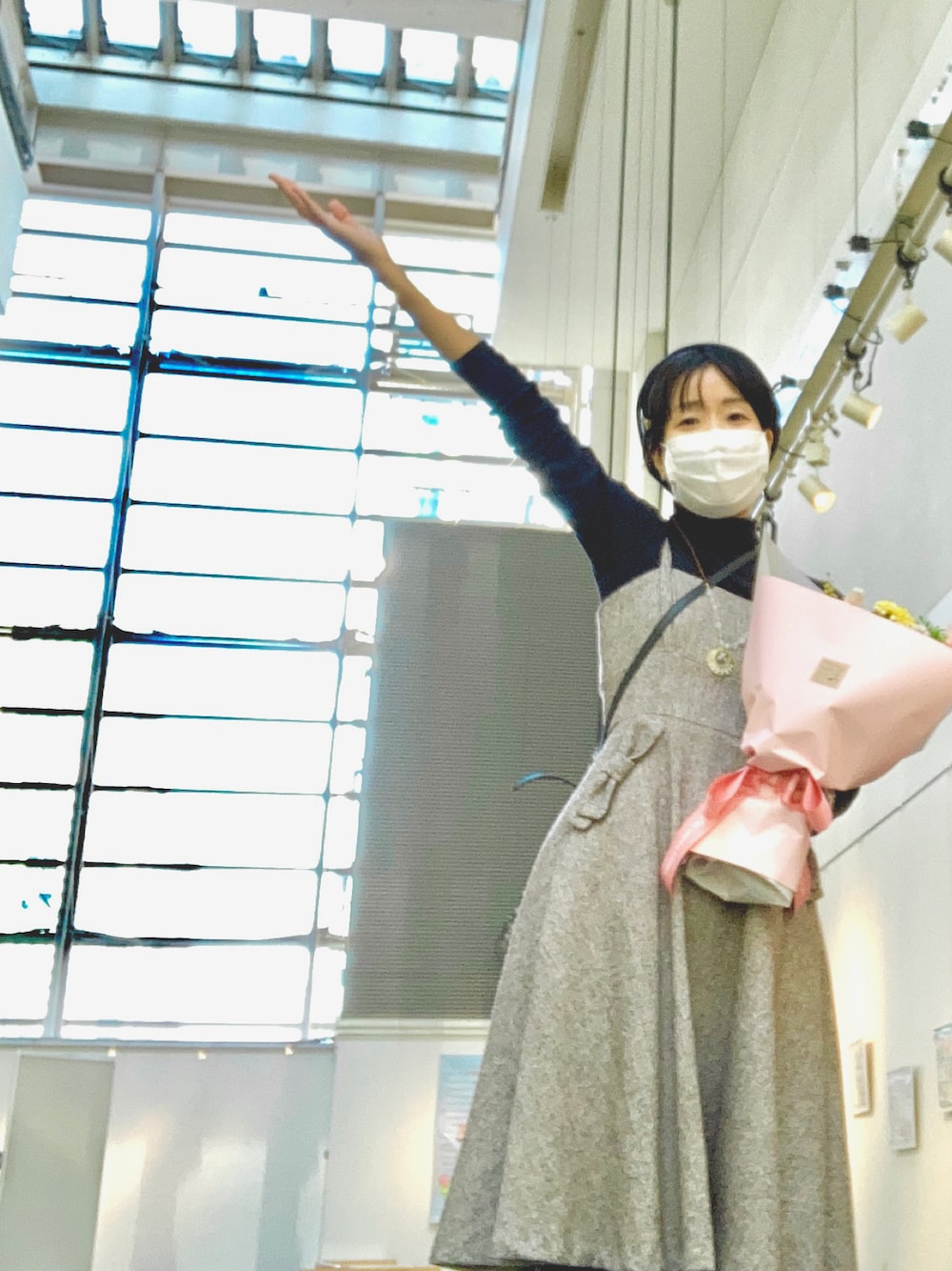 「個展、ギャラリー、gallery」｜「31 Sons de modeのアイテム（ワンピース、グレー系）」を使った、MAKI  MINATO さん（レディース・168cm）の春コーディネートの1枚目の写真