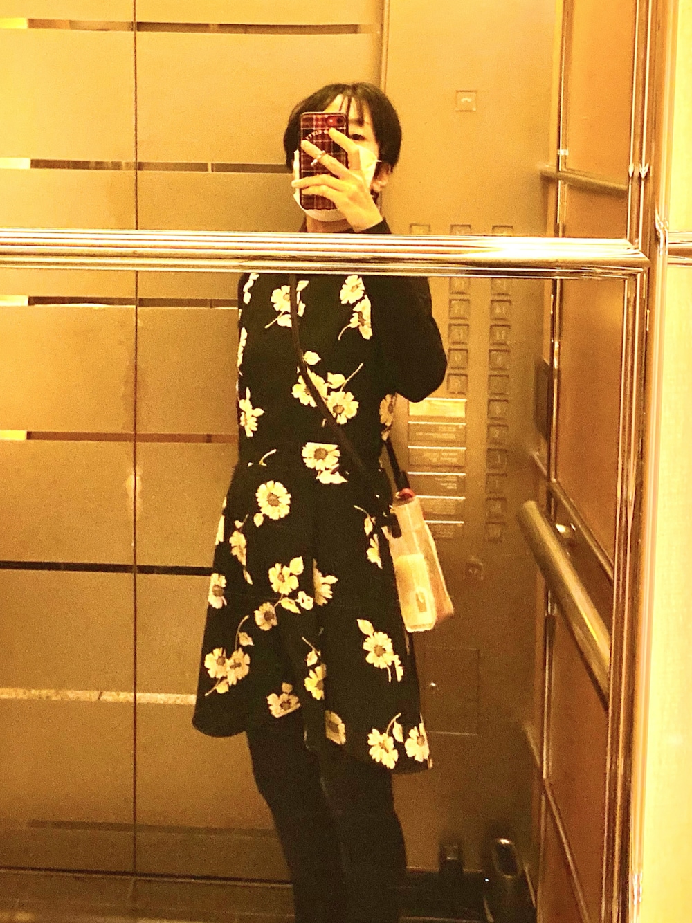 「ホテルコーデ」｜「高島屋のアイテム（レインシューズ、ブラック系）」を使った、MAKI  MINATO さん（レディース・168cm）の春コーディネートの1枚目の写真