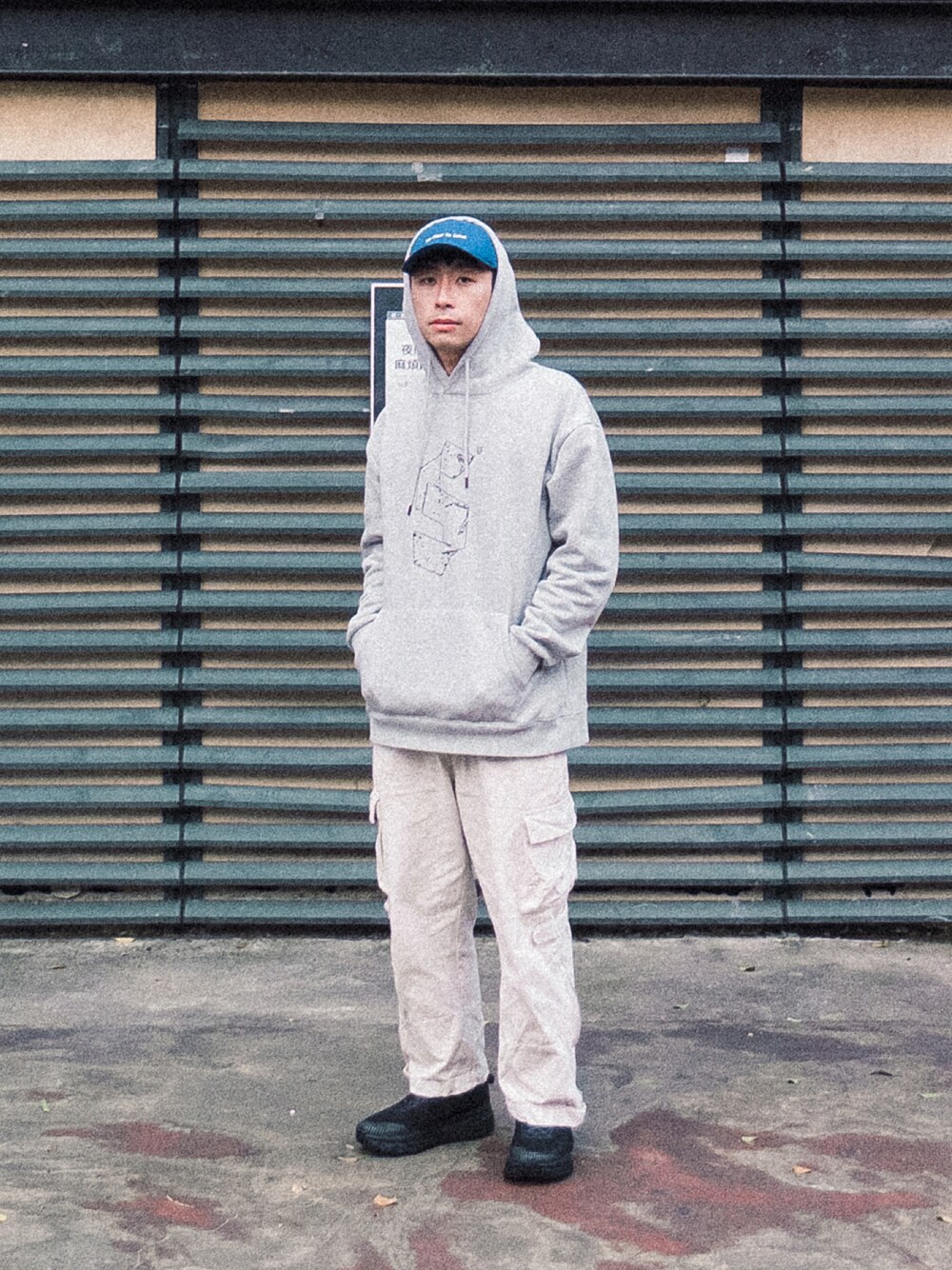 「streetstyle、winter」｜「SHEPHERDのアイテム（パーカー、グレー系）」を使った、小潘さん（メンズ・176cm）の秋コーディネートの1枚目の写真