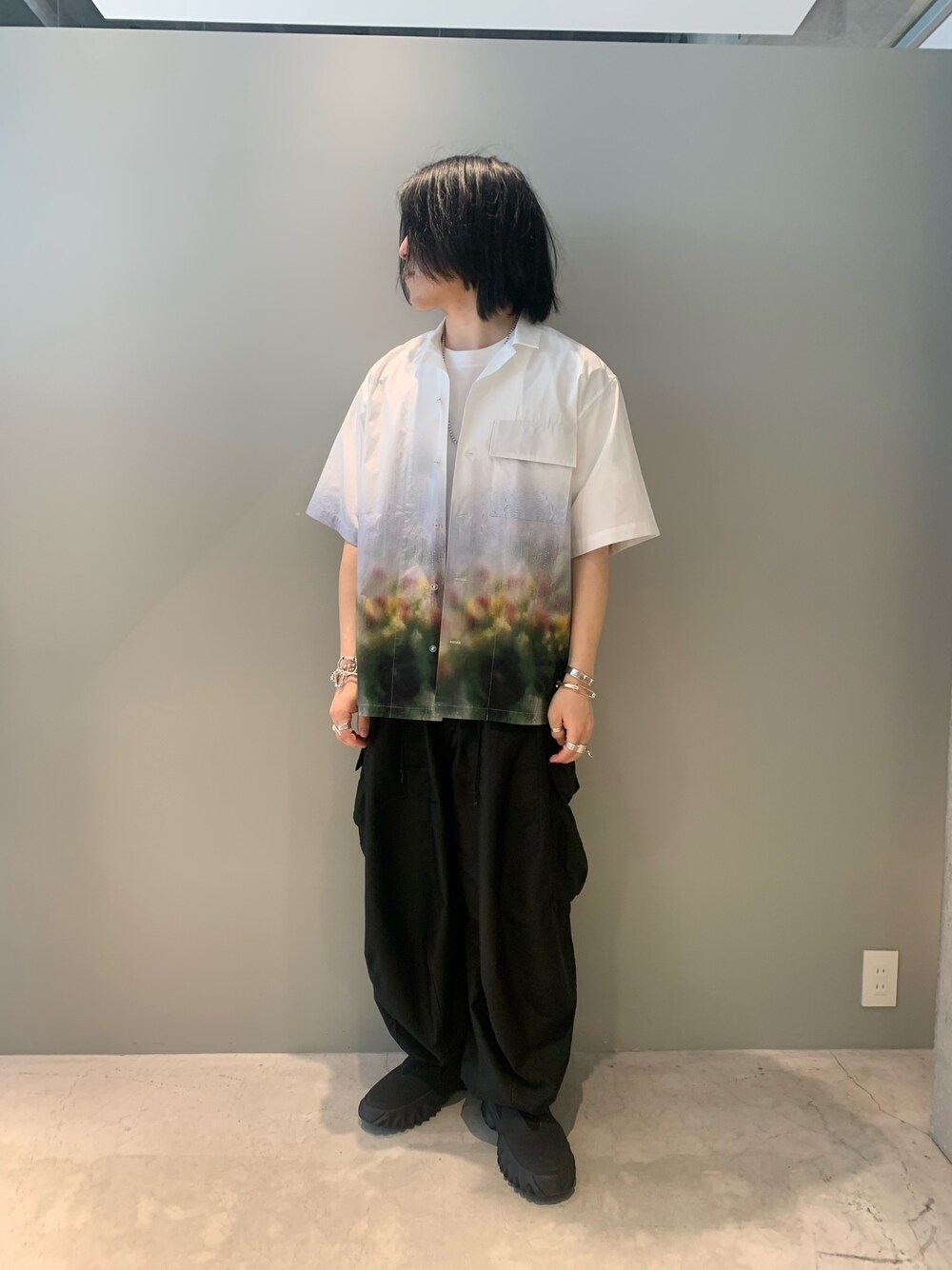 ホワイト系のTシャツ/カットソーを着用したメンズの春コーディネートの1枚目の写真