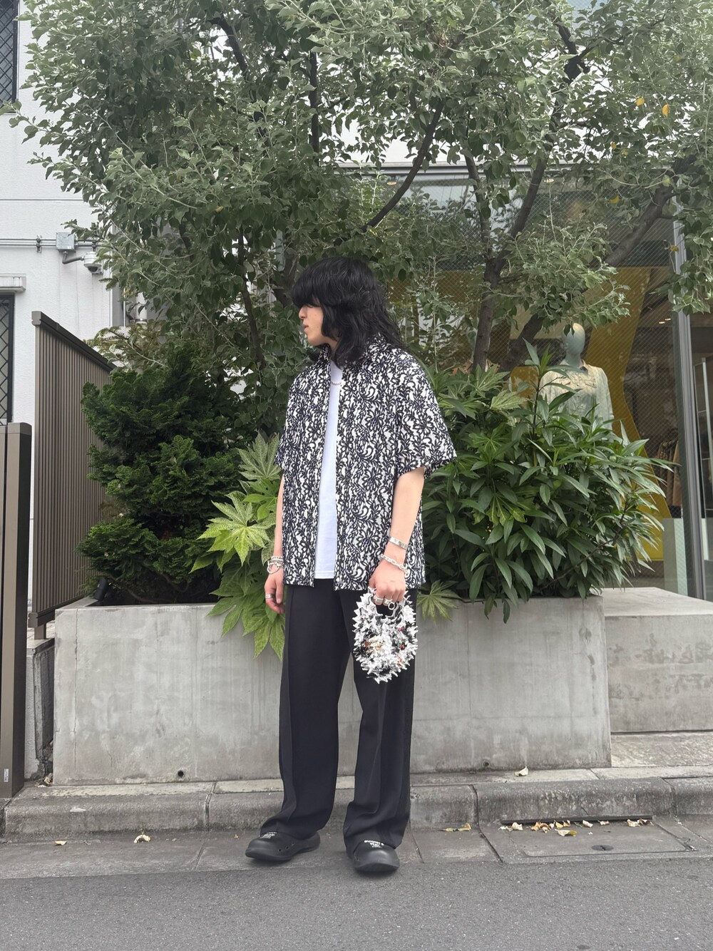 ホワイト系のシャツ/ブラウス、ホワイト系のTシャツ/カットソー、ブラック系のその他パンツを着用したメンズの夏コーディネートの1枚目の写真
