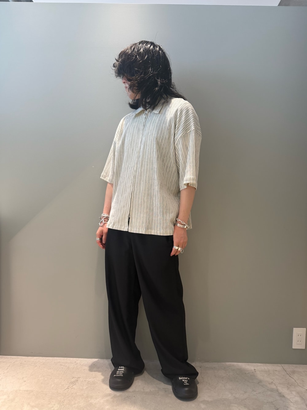 ブラック系のシャツ/ブラウス、ブラック系のその他パンツを着用したメンズの夏コーディネートの1枚目の写真