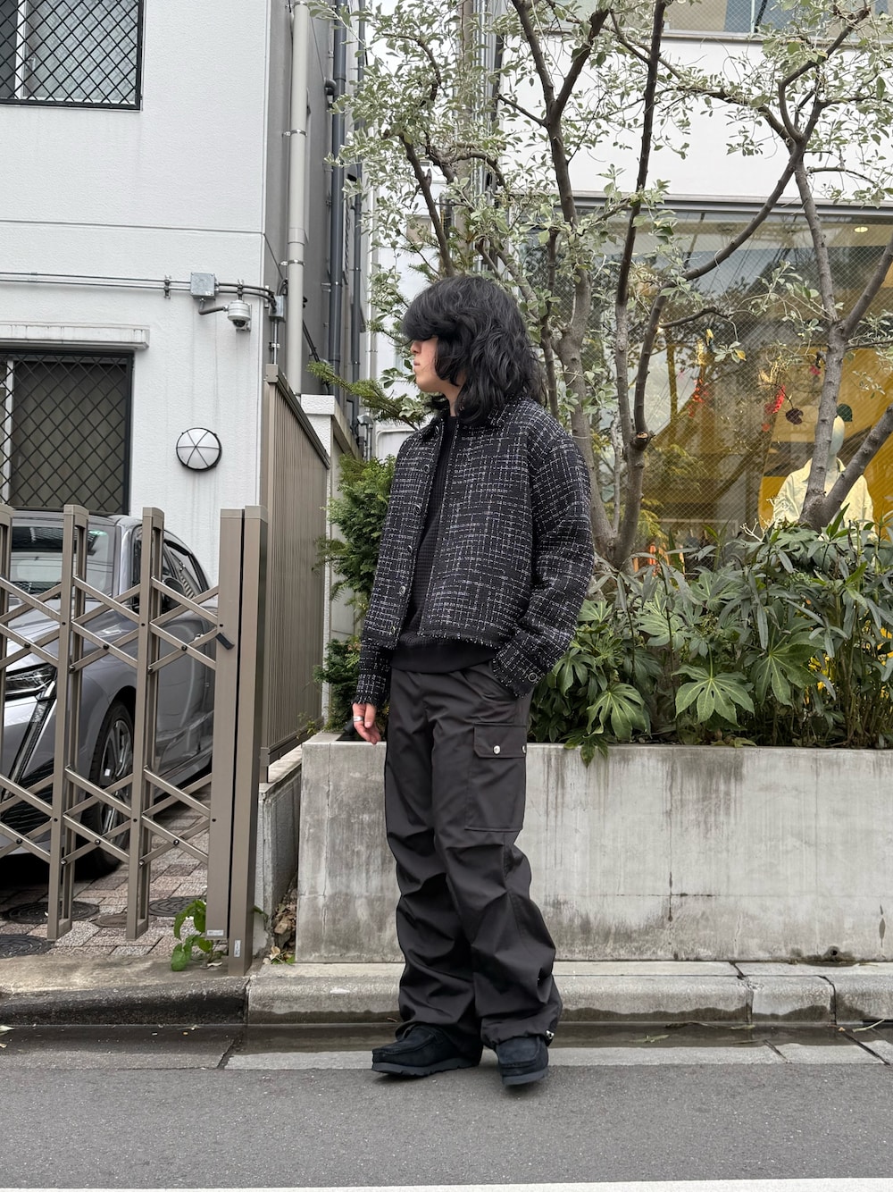 「ツイードジャケット、ツイード、パラシュートパンツ、カーゴパンツ、ブラック、ブラックコーデ、クラークス、ワラビー、ジャケット、ジャケットスタイル、ジャケットコーデ、ジャケット/アウター」｜「LOVELESSのBLACK OF BLACKsカーゴパンツ（カーゴパンツ、ブラック系）」を使った、kyoさん（メンズ・168cm）の春コーディネートの1枚目の写真