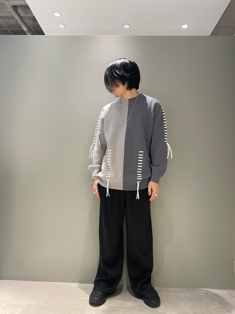 グレー系のニット/セーター、ブラック系のその他パンツを着用したメンズの冬コーディネートの1枚目の写真