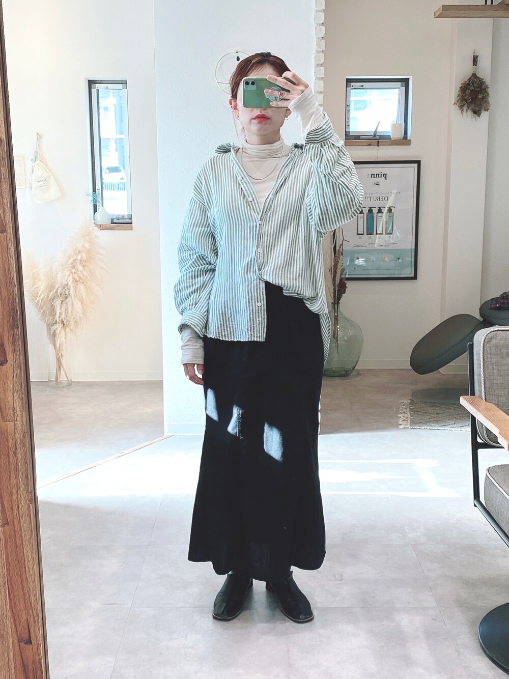 「低身長コーデ、重ね着、カジュアル」｜「apres jour mignonのクシュクシュインナー【ZOZOTOWN限定アイテム】（Tシャツ/カットソー、ホワイト系）」を使った、ミキティさん（レディース・156cm）の秋コーディネートの1枚目の写真