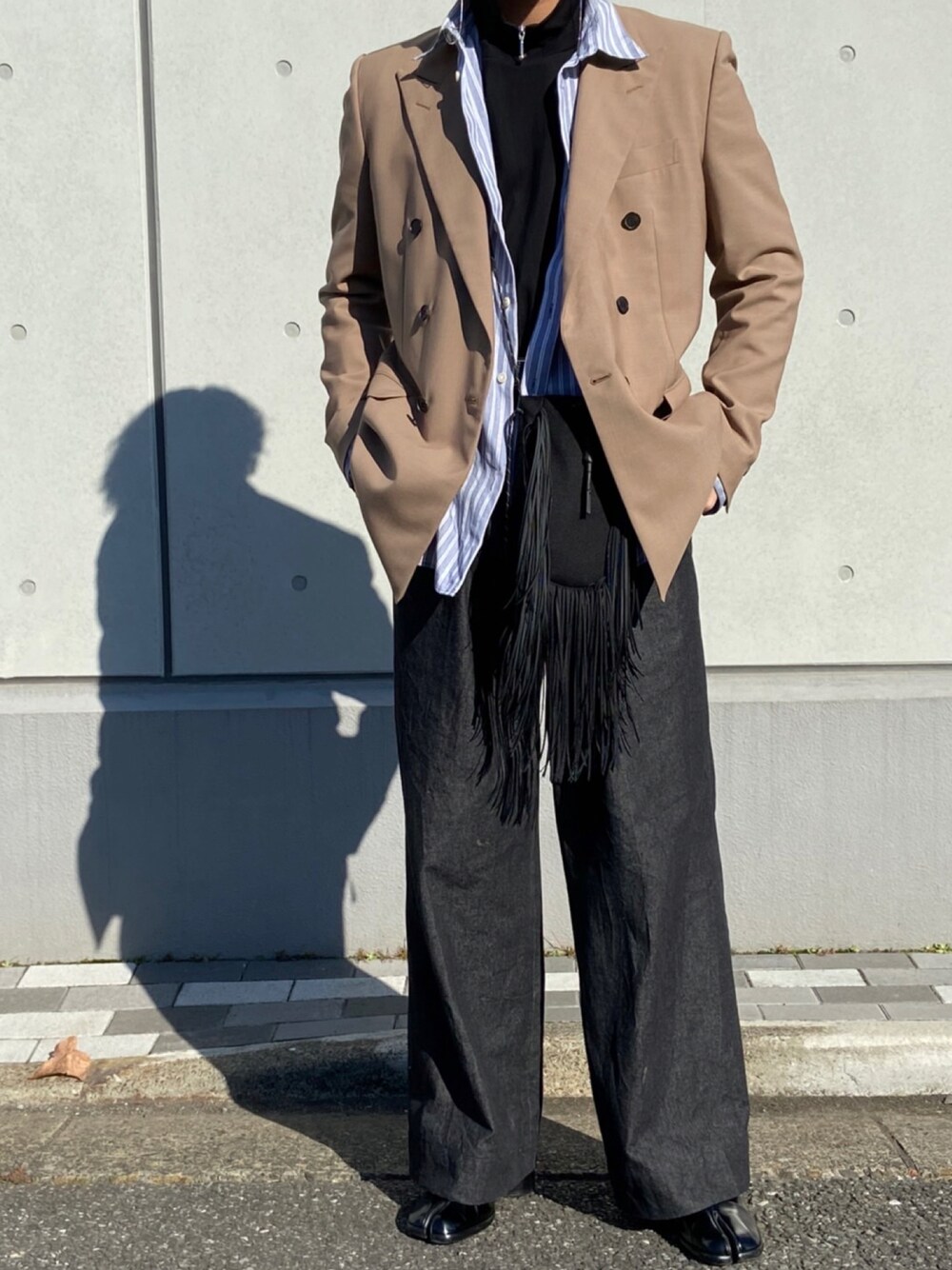 「秋冬コーデ、ワイドパンツ、革靴、エレガント、デニムパンツ、ブーツ、レイヤードスタイル、ハイネック、ベージュ、ストライプ」｜「LITTLEBIGのLITTLEBIG Double Breasted Jacket (LB211-JK04)（テーラードジャケット、イエロー系）」を使った、そうちゃんさん（メンズ・174cm）の冬コーディネートの1枚目の写真