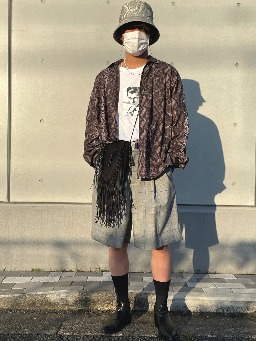 「秋、ビックシルエット、カジュアル、シャツコーデ、ブラウン、パイソン柄、レイヤードスタイル、ショーツ、チェック、ヒールブーツ」｜「KIJIMA TAKAYUKIのKIJIMA TAKAYUKI / キャンバスバケットハット（ハット、グレー系）」を使った、そうちゃんさん（メンズ・174cm）の秋コーディネートの1枚目の写真