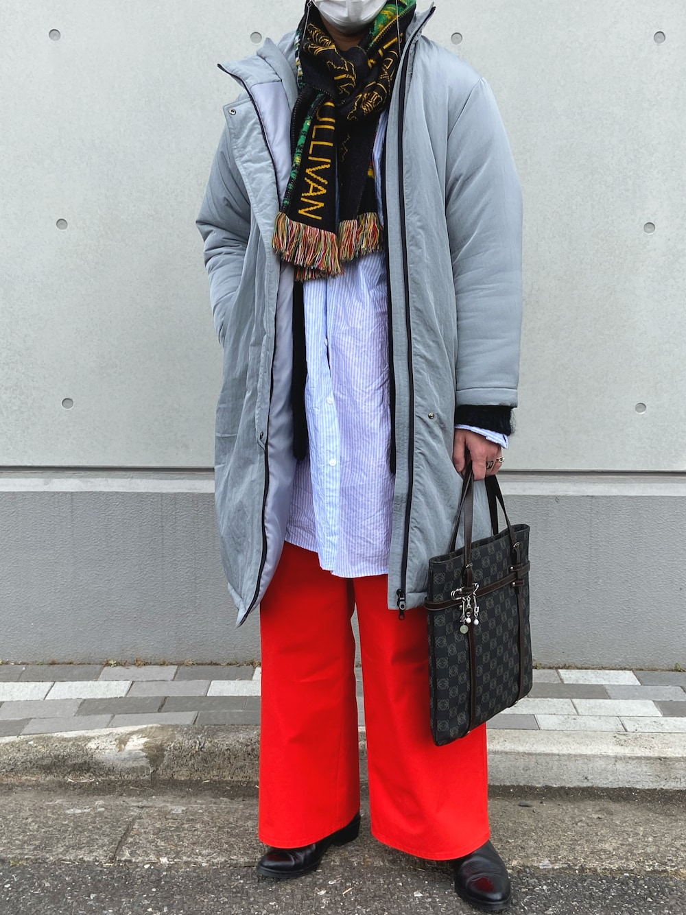 「冬コーデ、ワイドパンツ、革靴、モード、ダウンコート、モヘアカーディガン、ストライプシャツ、レッド、グレー、レイヤードスタイル」｜「sodukのdouble zip bench coat（ダウンジャケット/コート、グレー系）」を使った、そうちゃんさん（メンズ・175cm）の冬コーディネートの1枚目の写真