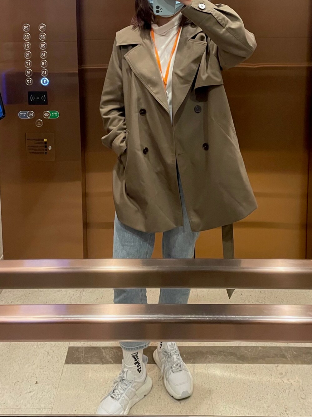 「ootd、office style、休闲、基础款」｜「UNIQLOのアイテム（カーゴパンツ、ブルー系）」を使った、Jasmine さん（レディース・170cm）の秋コーディネートの1枚目の写真