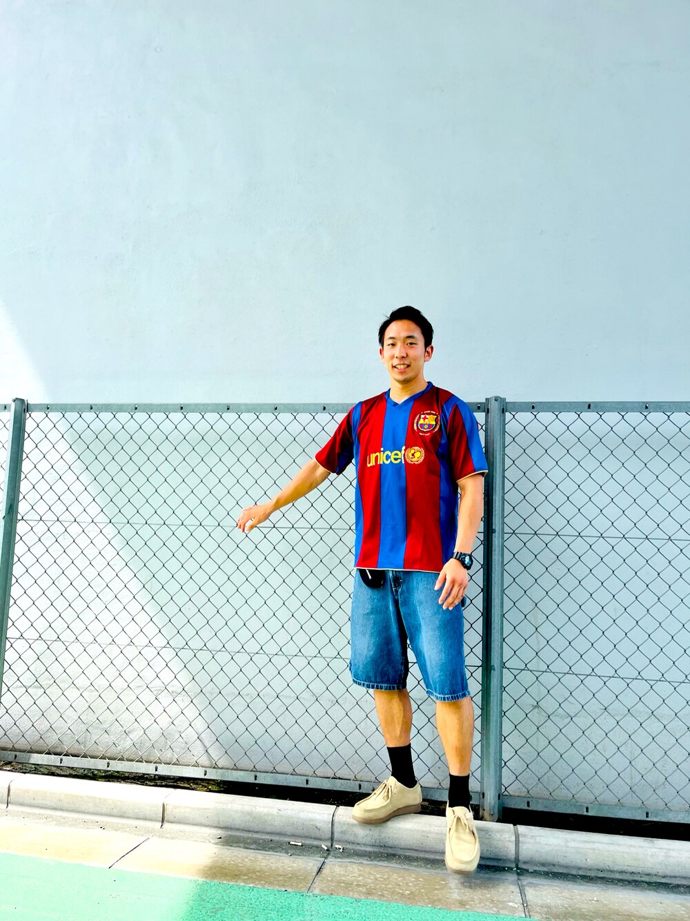 「休日スタイル、古着MIX、シンプルコーデ、低身長コーデ、カラー×コーデ、プチプラ、おしゃれさんと繋がりたい、夏コーデ、メンズファッション、大人カジュアル、ストリート、古着、ラフコーデ、ハーフパンツ、お出かけコーデ」｜「GUのアイテム（モカシン/デッキシューズ、ベージュ系）」を使った、小林司さん（メンズ・175cm）の秋コーディネートの1枚目の写真