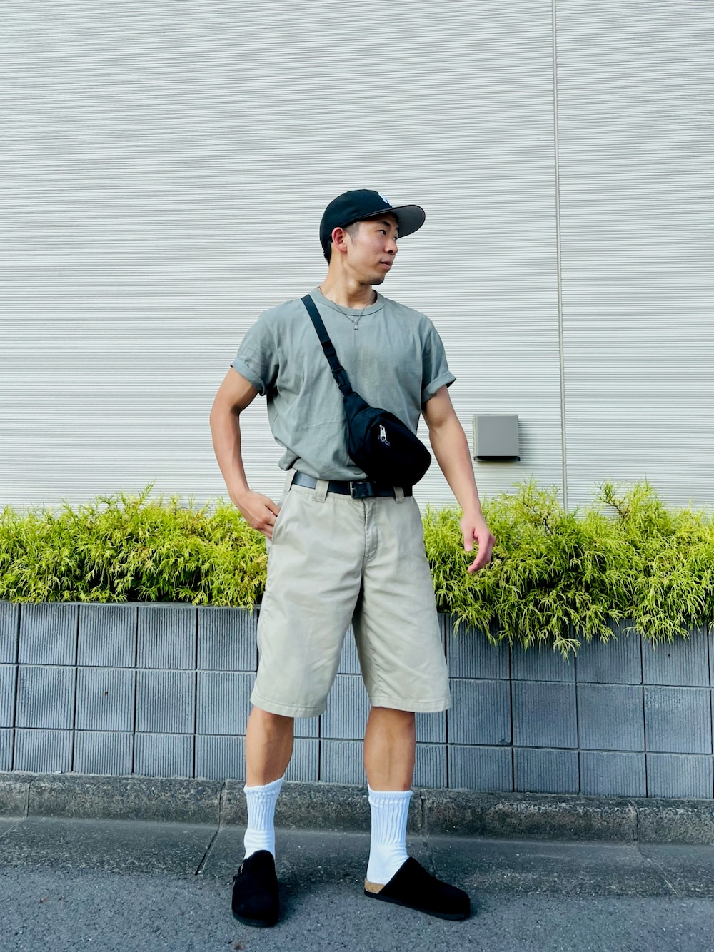 「カジュアル、キャップ、NEW ERA、ビッグシルエット、リラックススタイル、ストリート、お洒落さんとつながりたい、ストリートコーデ、韓国ファッション、お出かけコーデ、ootd、秋服準備はじめました、オトナカジュアル、ファッションの力を信じよう、キャップコーデ」｜「GUのアイテム（サンダル、ブラック系）」を使った、小林司さん（メンズ・175cm）の秋コーディネートの1枚目の写真