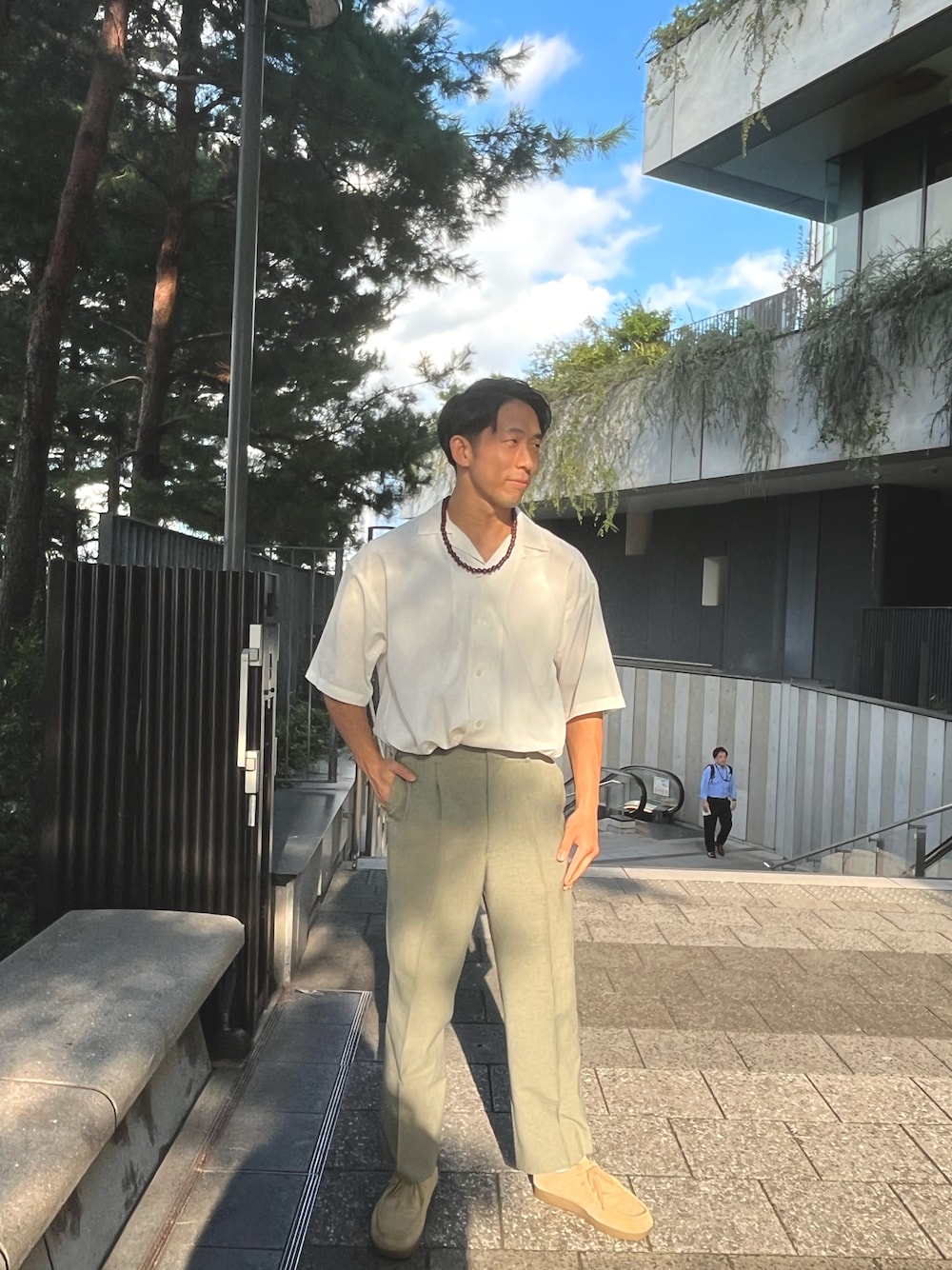 「和風、ジャパカジ、スラックス、モカシン、カジュアル、数珠」｜「GUのアイテム（モカシン/デッキシューズ、ベージュ系）」を使った、小林司さん（メンズ・175cm）の秋コーディネートの1枚目の写真
