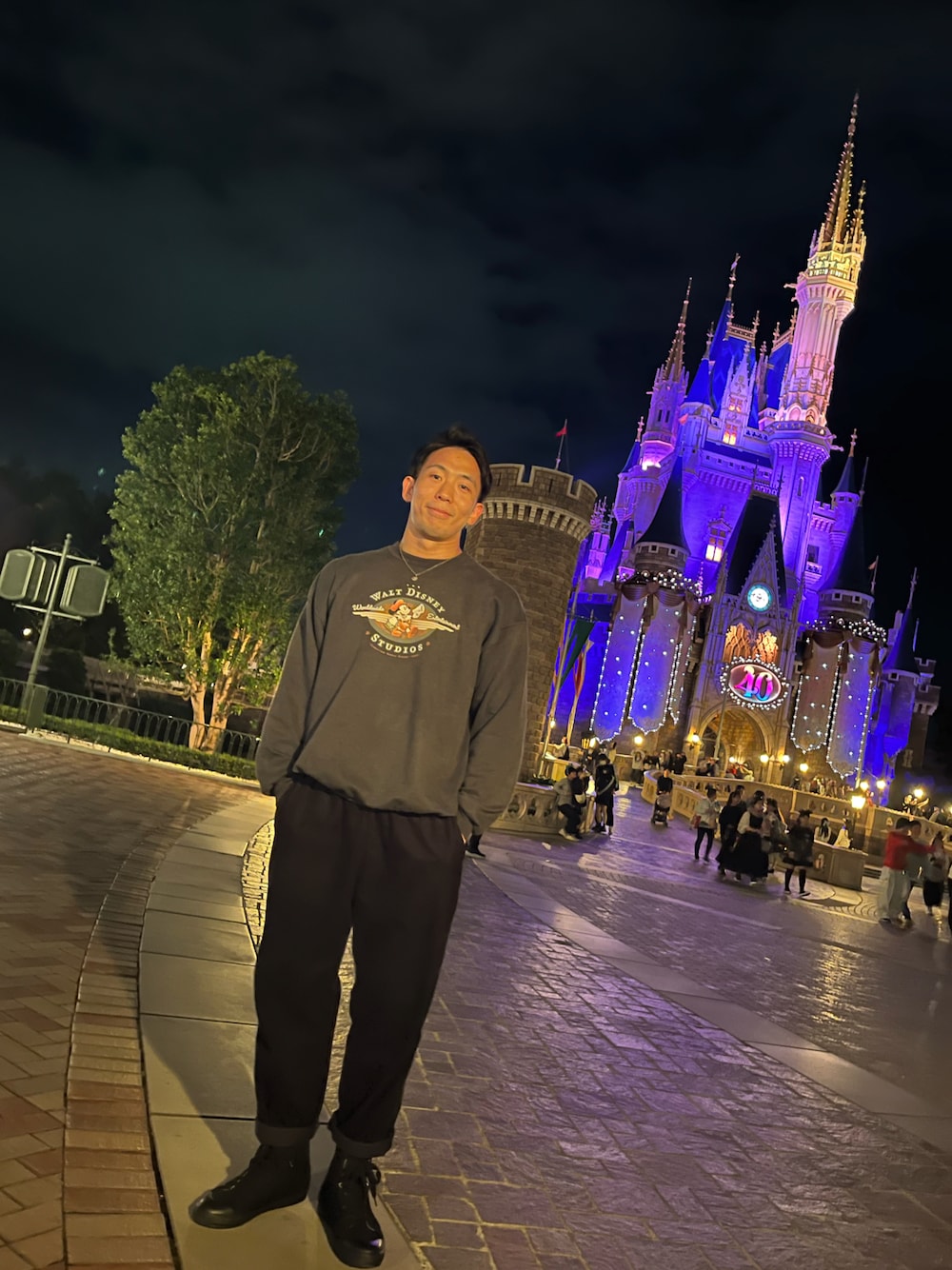 「ディズニーコーデ、ファッションを楽しもう、メンズファッション、シンプルスタイル、お洒落さんとつながりたい、秋コーデ、大人コーデ、シンプル、コーデュロイ、スウェット、ミッキー、スニーカーコーデ、ハイカットスニーカー、大学生、でにむ」｜「無印良品のコーデュロイイージーパンツ（その他パンツ、ブラック系）」を使った、小林司さん（メンズ・175cm）の秋コーディネートの1枚目の写真
