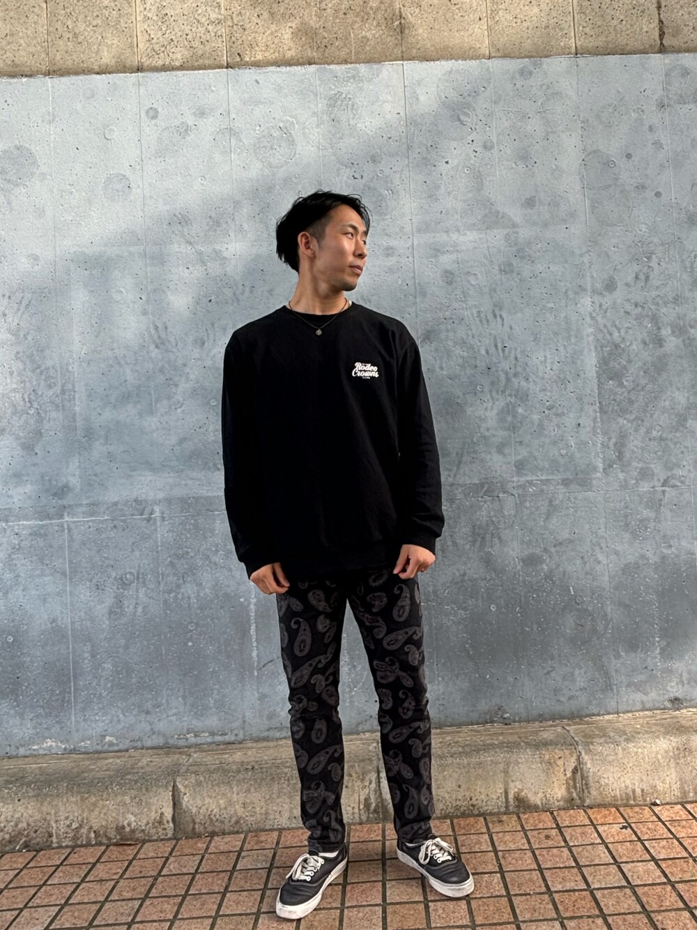 「スキニーデニム、リーバイス、オールブラック、黒、黒スキニー、黒コーデ、VANS、スニーカー、秋コーデ、シンプルスタイル、古着、低身長コーデ、ブラックコーデ」｜「Levi'sの【ヴィンテージ古着】Levi's / リーバイス 512 ペイズリー柄 デニムパンツ ブラックデニム（デニムパンツ、ブラック系）」を使った、小林司さん（メンズ・175cm）の秋コーディネートの1枚目の写真