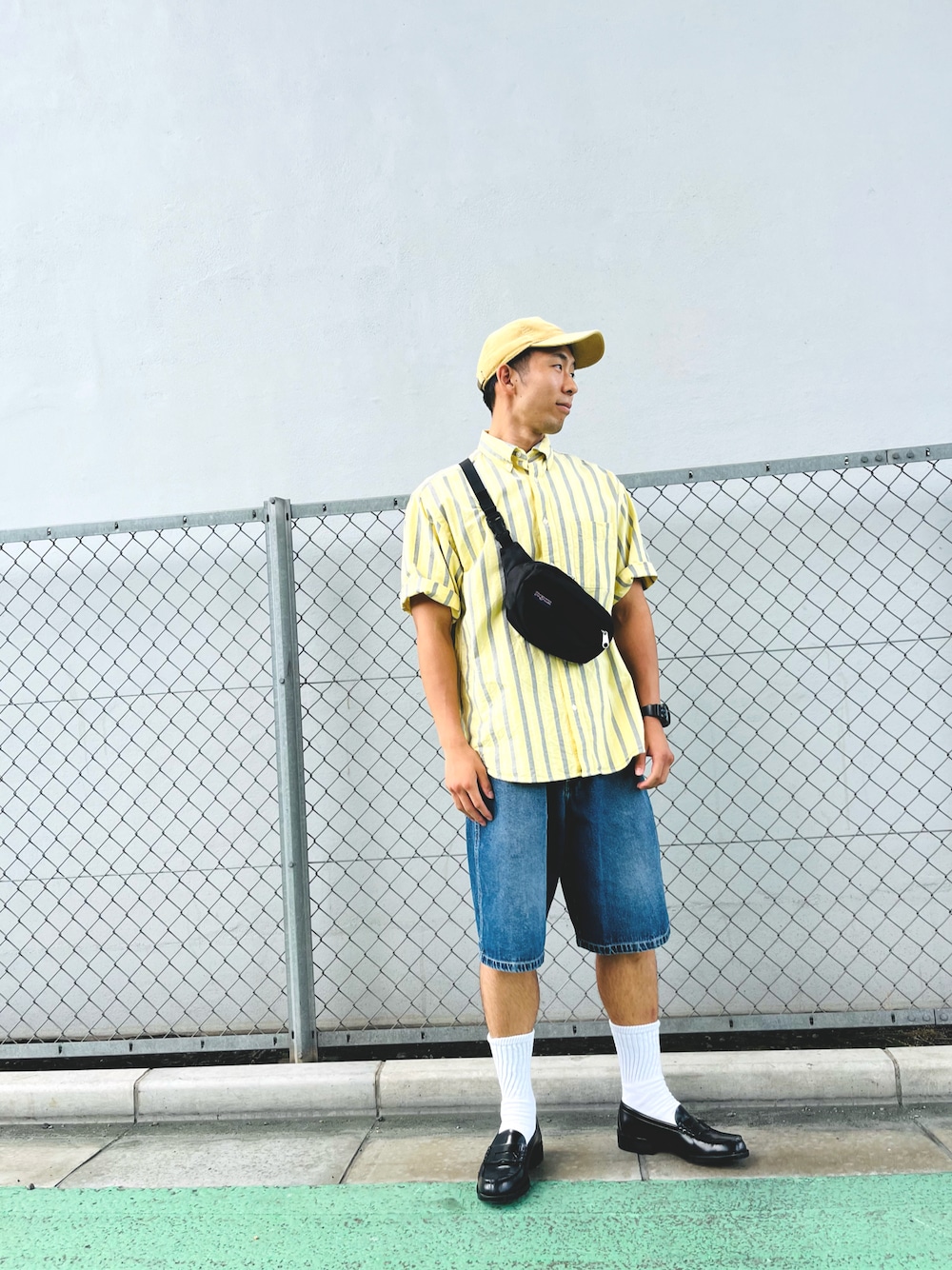 「休日コーデ、オトナカジュアル、メンズコーデ、おしゃれさんと繋がりたい、イエロー、イエベ春、おでかけコーデ、秋服まるっと大公開、HARUTA、ローファー、FUDGEBOYのトラッドスタイル、海外セレブ風、シャツコーデ、革靴、低身長コーデ」｜「JANSPORTのJANSPORT / Fifth Avenue（ボディバッグ/ウエストポーチ、ブラック系）」を使った、小林司さん（メンズ・175cm）の秋コーディネートの1枚目の写真