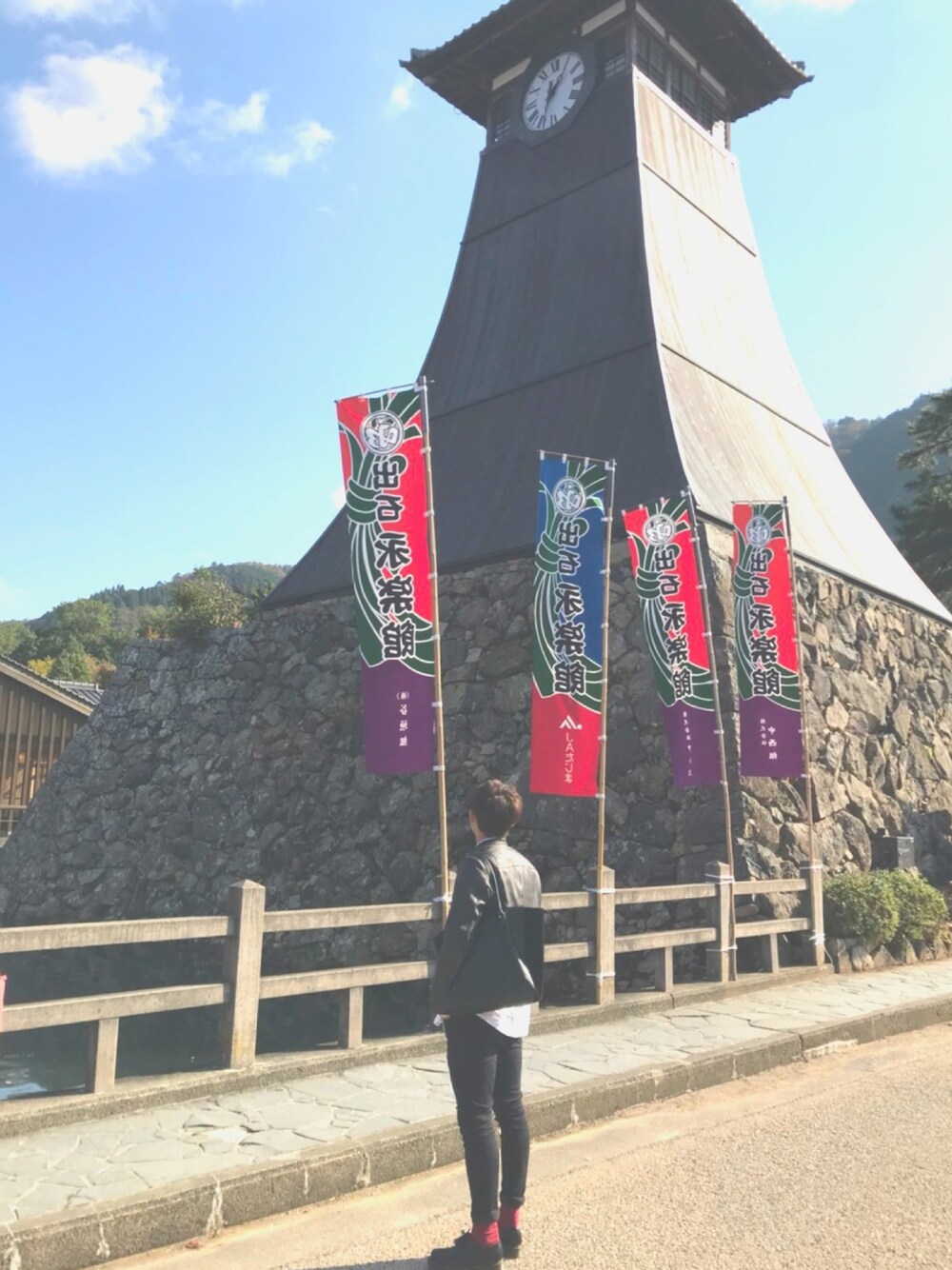 「シンプルコーデ、LIDnM、秋のコーデ、黒、ロールアップ、シングルライダース、ソックス、兵庫県、ちょびこ、ドクターマーチン」｜「LIDNMのiSKOハイストレッチスキニー（デニムパンツ、ブラック系）」を使った、一期一会さん【背景も楽しめる】さん（メンズ・169cm）の秋コーディネートの1枚目の写真