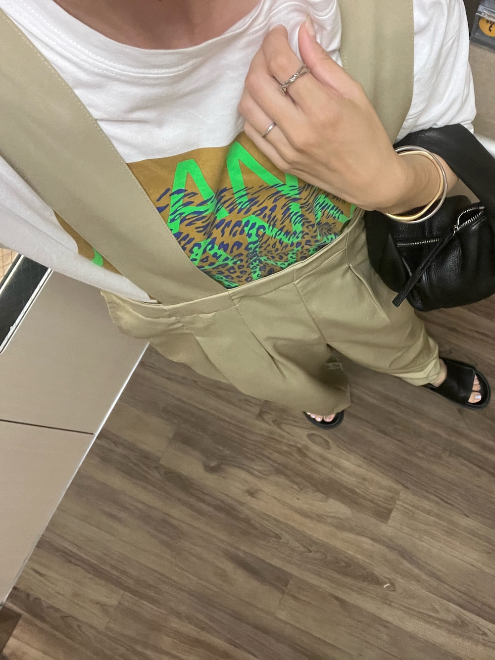 「TODAYFULのレザーラップバッグ（ハンドバッグ、ブラック系）」を使った、s__s1987さん（レディース・156cm）の夏コーディネートの1枚目の写真
