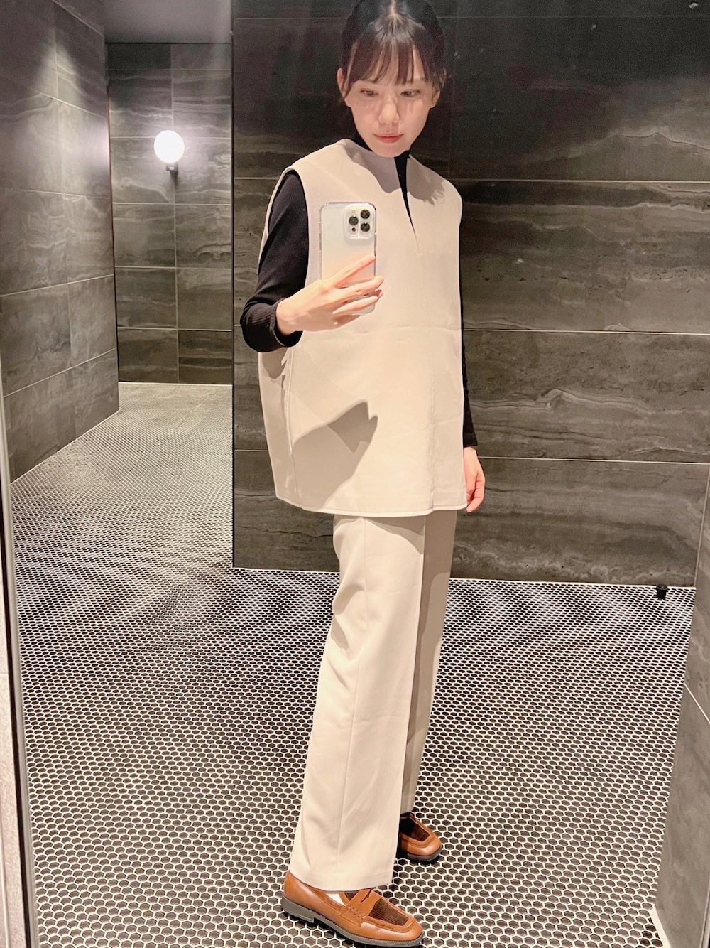 「オトナ女子、秋服、シンプルコーデ、セットアップ、オフィスカジュアル、オフィススタイル、オフィスコーデ、カジュアル、秋冬、タートルネック、ローファー、ニットコーデ、シンプルスタイル」｜「TOD’Sのアイテム（ローファー、ブラウン系）」を使った、ひろみ(おしゃれ写真撮れない・29歳)さん（レディース・158cm）の秋コーディネートの1枚目の写真