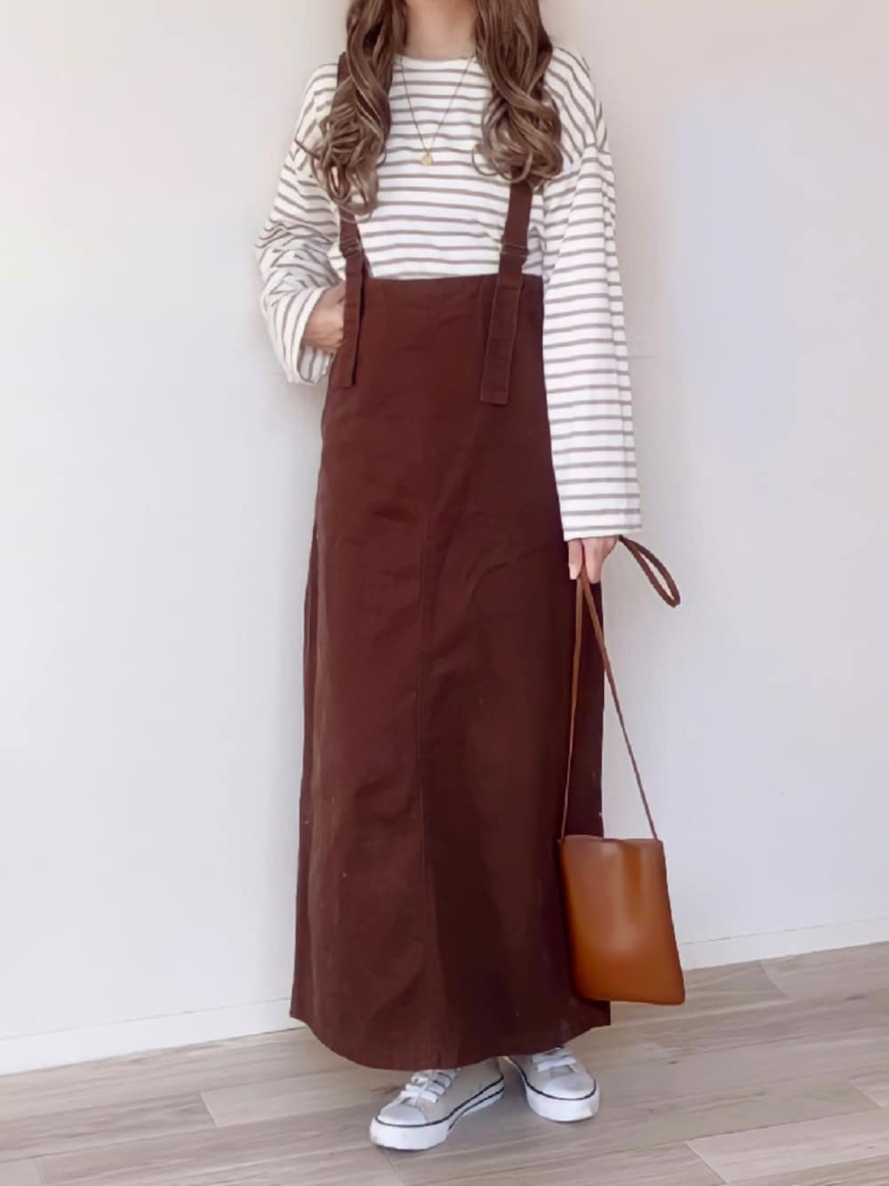 「スニーカー、ボーダー、サスペンダー、デニムスカート、大人カジュアル、GU、ブラウン、プチプラ、ポシェット、秋服準備はじめました、秋トレンド2021」｜「DHOLIC STYLEの[mayblue] ドロップショルダーボーダーTシャツ（Tシャツ/カットソー、ベージュ系）」を使った、舞妓さん（レディース・160cm）の秋コーディネートの1枚目の写真