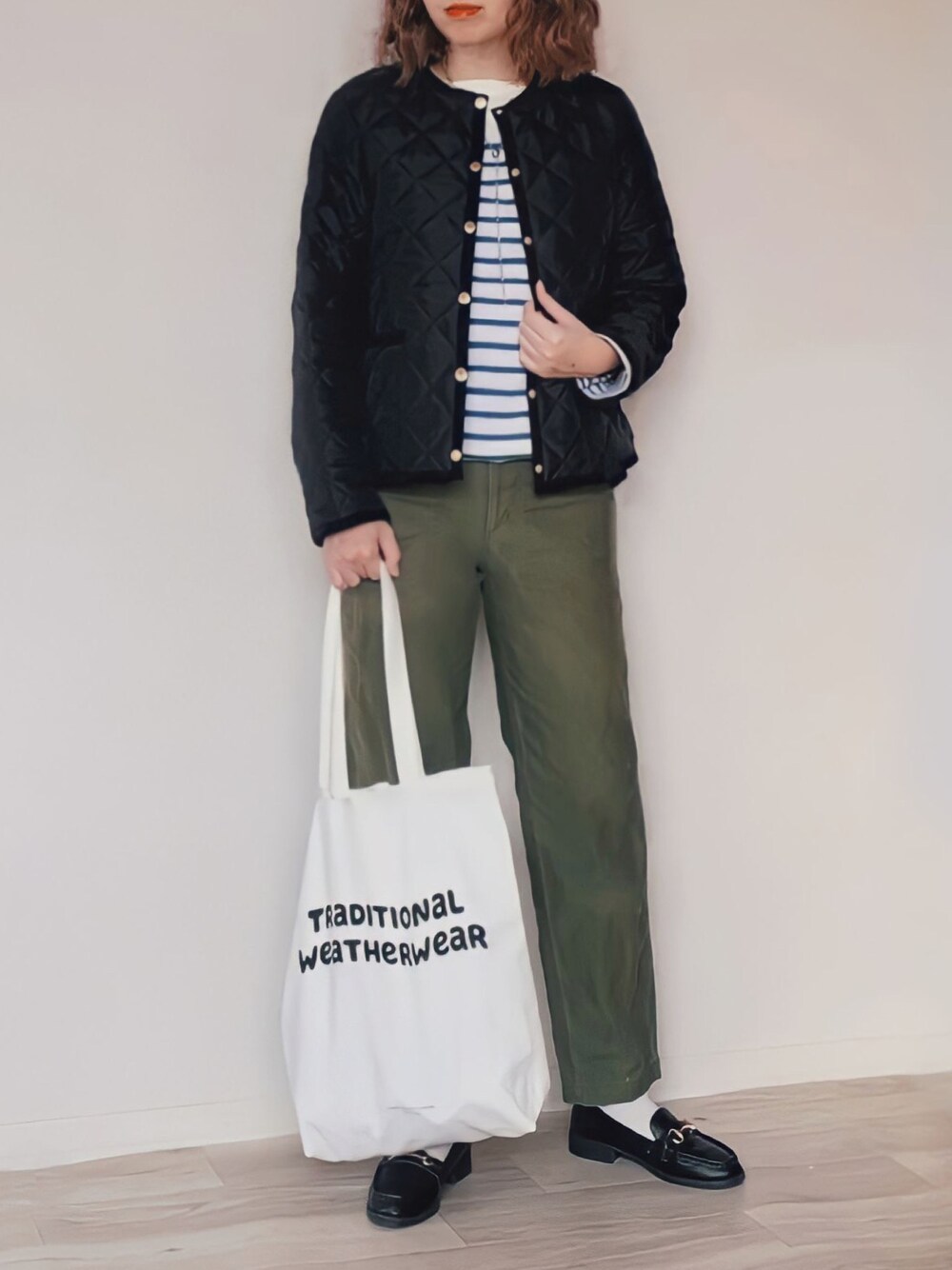 「キルティング、キルティングジャケット、トートバッグ、Traditional Weatherwear、ボーダー、UNIQLO、カーゴパンツ、ローファー、パンツスタイル、秋コーデ、トラッド」｜「Traditional WeatherwearのARKLEY（ノーカラージャケット、ブラック系）」を使った、舞妓さん（レディース・160cm）の秋コーディネートの1枚目の写真
