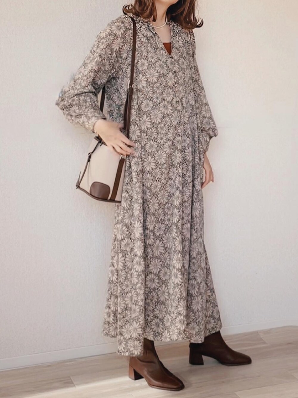 「花柄、花柄ワンピース、ブラウンコーデ、ITEMS URBANRESEARCH、ロングワンピース、シンプル、ショルダーバッグ、ショートブーツ、淡色コーデ」｜「ITEMS URBANRESEARCHの花柄ラグランワンピース（ワンピース、ベージュ系）」を使った、舞妓さん（レディース・160cm）の冬コーディネートの1枚目の写真