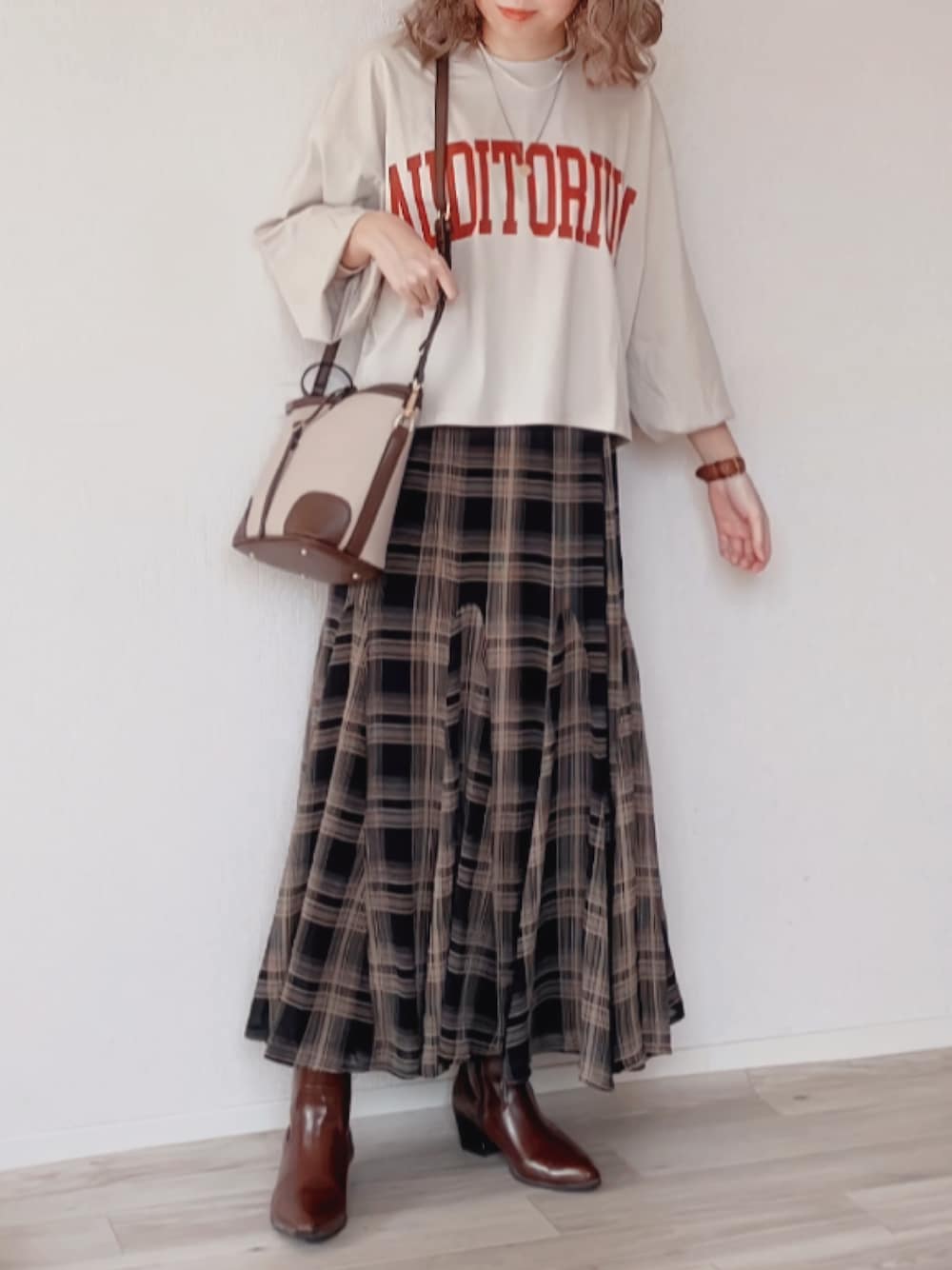 「チェック、ロゴT、ショルダーバッグ、ショートブーツ、ロンT、GU、しまむら、休日スタイル、プチプラ、チェックスカート、きれいめカジュアル、ミニバッグ、秋コーデ、RODE SKO、だから秋服が好き」｜「しまむらのアイテム（Tシャツ/カットソー、ベージュ系）」を使った、舞妓さん（レディース・160cm）の秋コーディネートの1枚目の写真